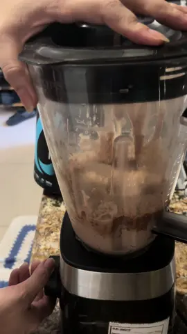 Uso a proteína isolada da dux, sabor chocolate.