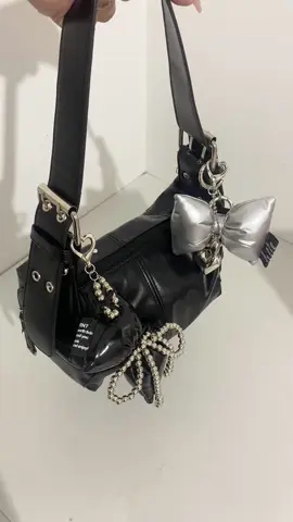 my go to bag 🖤✨ #bag #smallbag #shoulderbag #bags #y2k #y2kfashion #retrostyle #vintagestyle 