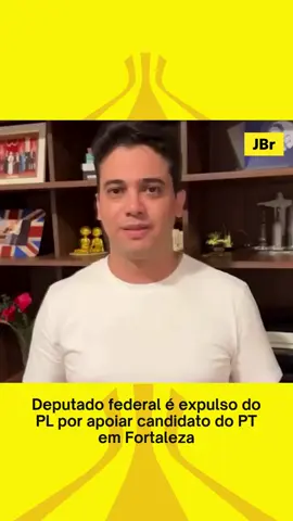 ⚖ Deputado federal é expulso do PL por apoiar candidato do PT em Fortaleza! O ex-presidente Jair Bolsonaro (PL) ordenou a expulsão do deputado federal Júnior Mano (CE) do Partido Liberal (PL) após o parlamentar apoiar publicamente Evandro Leitão (PT) nas eleições de Fortaleza (CE). Leitão disputa o segundo turno contra o deputado André Fernandes, que é apoiado pelo PL. A decisão de Bolsonaro foi confirmada por Mano nas redes sociais, onde o parlamentar publicou um vídeo comentando o pedido de expulsão, feito por Bolsonaro ao presidente estadual do partido, Carmelo Neto. Júnior Mano, que apoiou Bolsonaro nas eleições de 2022, criticou a atitude, classificando-a como ingratidão por parte do ex-presidente e do bolsonarismo. O deputado participou de um evento de campanha de Leitão ao lado de 41 prefeitos e do ministro da Educação, Camilo Santana, um dos principais nomes petistas no estado. A eleição em Fortaleza tem se mostrado bastante acirrada. Pesquisa Datafolha divulgada na quinta-feira (17/10) mostra André Fernandes com 45% das intenções de voto, enquanto Evandro Leitão aparece com 43%. A disputa tem atraído atenção de figuras como o presidente Lula, que visitou Fortaleza na semana passada para fortalecer a campanha de Leitão, e Bolsonaro. #jornaldebrasilia #expulsao #bolsonaro #pl