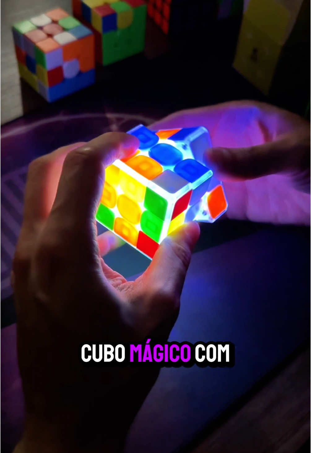 Você já viu um cubo mágico com led? Agora quando acabar a energia você ainda consegue continuar brincando com o cubo Disponível na loja ONCUBE e o link tá na bio  #cubomagico #oncube #speedcube #cubomagicobrasil #rubiks #rubikscube #rubik #led 