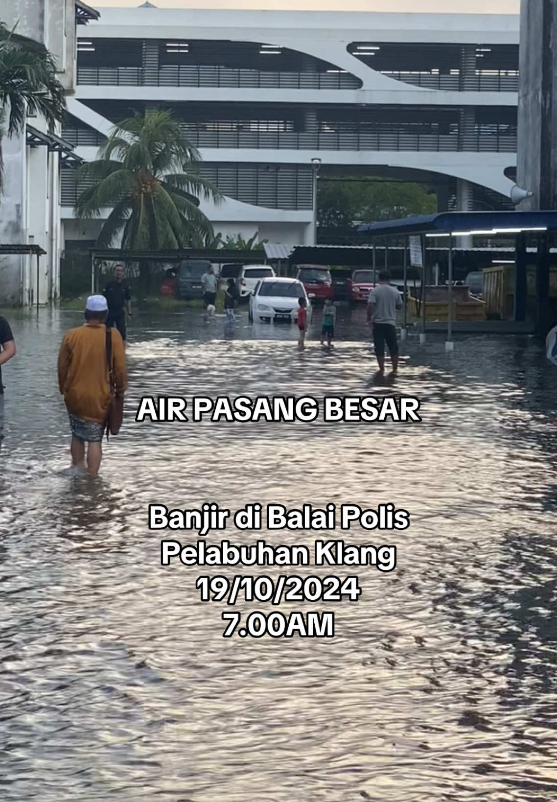 #FenomenaAirPasangBesar Balai Polis Pelabuhan Klang antara yang digenangi air awal pagi tadi.  Ini yang sempat kami rakam. #airpasangbesar #banjir #pelabuhanklang 