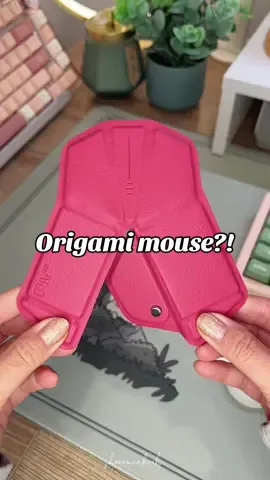 😌 Showing off my new favorite full-sized travel mouse! 🐭 Check out the myAir.0 Origami mouse! A foldable, optical mouse. 💕Weighing in at <40g, this is the world’s lightest and slimmest mouse yet! It snaps in place to turn on and connects via Bluetooth. One charge lasts for 3 months! 🤯 It’s also compatible with Mac, iPad, android, and windows! 🙏🏻 Thank you to MyAir.0 for sending this awesome mouse over for me to try out! #origamimouse #traveltech #remotework #aesthetic #moderntechnology