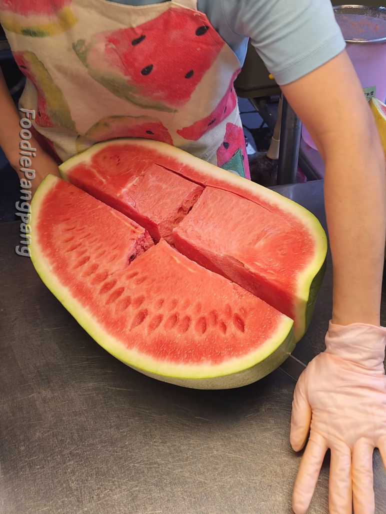 Sweet!! Fresh watermelon juice made by cutting giant watermelon #tiktokfood#fyp#taipei #Nightmarket #Giant #Watermelon #Watermelonjuice #Cuttingskills