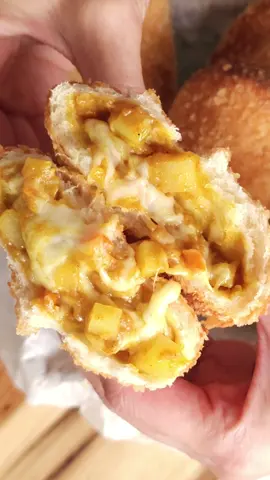 The Best Japanese Curry Bread (Kare Pan) Recipe (日本語レシピ付き) ※the full video on my YouTube channel:https://youtu.be/rMtMC4vptm4?si=uJPKjoy8UOnBY8Xc Recipe: Curry Filling: Onion around 100g Carrot around 50g  Potato　around 100g  Japanese curry roux around 35-40g Water 200ml-250ml Cheese 90g-120g Dough: Bread Flour 200g Caster Sugar 20g Instant Yeast 3g Salt 4g Beaten Egg 30g Milk 100ml(If it is a warm day then just use room temperature milk , otherwise if its a cold day you should use lukewarm milk) Unsalted Butter 20g Coating: Beaten Egg 1 Breadcrumbs / Panko レシピ フィリング カレー 玉ねぎ　約100g にんじん　約50g じゃがいも　約100g カレールー　約35-40g 水 200ml-250ml チーズ　90g－120g 生地 強力粉　200g 砂糖　　20g ドライーイースト　3g 塩　4g 牛乳 100ml(暖かい日には常温の牛乳を使い、寒い日に30°Cぐらい牛乳を使ってください) 溶き卵 30g 無塩バター 20g 溶き卵　1個 パン粉 #カレーパン #パンレシピ #karepan  #currybread  #breadrecipe  #homebaking 
