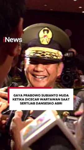 Jauh sebelum memasuki ranah politik, Prabowo lebih dulu berkecimpung di dunia militer. Namanya cukup terkenal dengan berbagai riwayat jabatan penting yang pernah didudukinya.Salah satunya, Komandan Sekolah Staf Komando ABRI. Sebelumnya Prabowo Subianto menjabat sebagai Panglima Kostrad, saat Ibu kota Jakarta dirundung aksi demonstrasi besar-besaran menuntut reformasi hingga berujung lengsernya Presiden Soeharto. Wakil Presiden BJ Habibie kemudian menggantikan Soeharto sebagai Presiden Republik Indonesia.  Dan tidak berselang lama, Presiden BJ Habibie memberhentikan jabatan Prabowo Subianto dari Panglima Kostrad. Prabowo kemudian mendapatkan penugasan baru sebagai Komandan Sekolah Staf dan Komando ABRI di Bandung. #inews#Prabowo #TNI #Kelakar #Dansesko