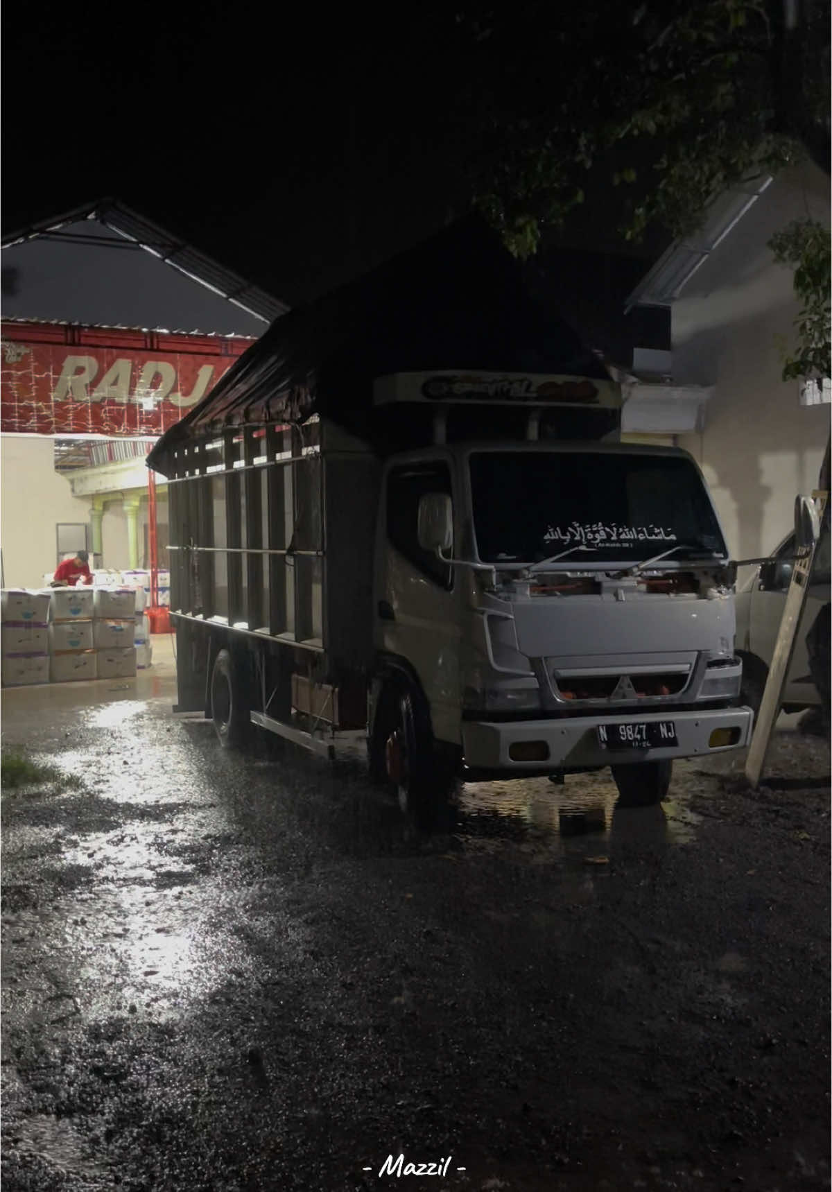 Allohumma soyyiban-Naafi’an 🌧️ Bismillah sirkuit Basah Selamat sampai tujuan amin ☺️🙏🏻 . . . #galihaji141 #blitarcepat #masukberandamu #berandalagivirall #masizzilproject #trucking #trukmodifikasi #cinematography 