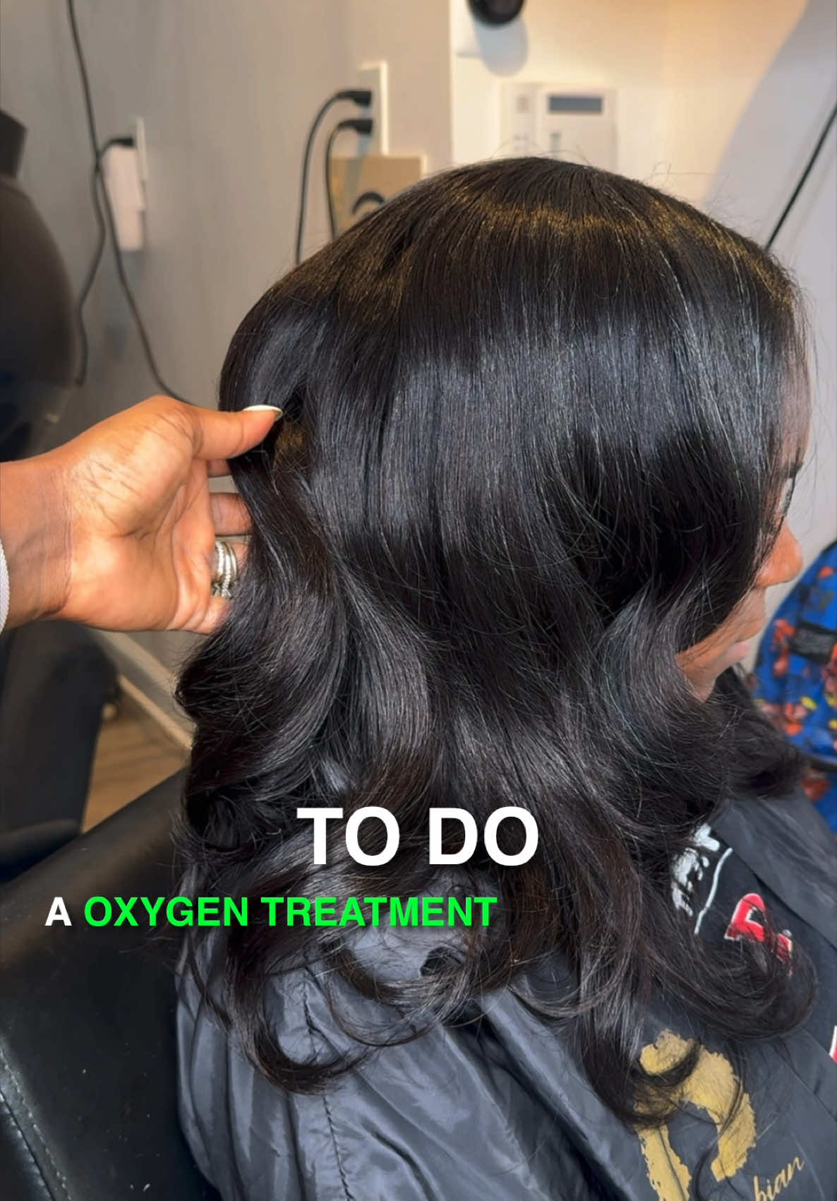 Healthy scalp, flawless install! ✨ Before every sew-in, I start with an oxygen scalp treatment to deeply cleanse, stimulate circulation, and promote a healthy environment for hair growth. This step ensures your scalp is refreshed, hydrated, and ready for a protective style that lasts. Healthy hair starts at the roots! 🌿💆🏽‍♀️  #ScalpCare #OxygenTreatment #HealthyHairJourney