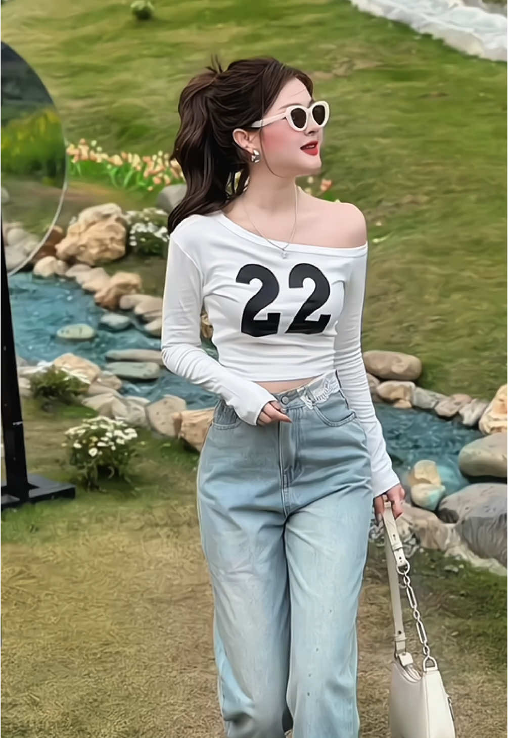 Áo thun nữ lệch vai in số 22 siêu xinh cho nàng.     #xuhuongtiktok #xuhuongthoitrang #moingaymotoutfit #thoitrangnu #LearnOnTikTok #hottrend #aothunnu 