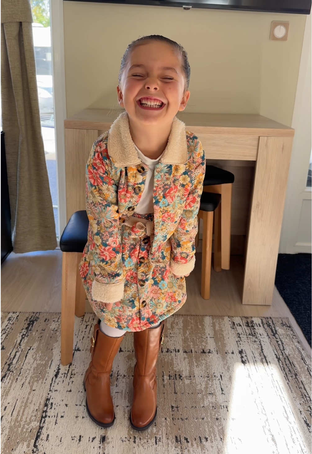 Anna, 6 ans, vous montre quelques uns de ses looks pour vous donner des idées d’outfits 🤩 Lequel vous préférez ? 👗👠 (La voix off 😂) #anna #pourtoi #fyp #outfit #gitan #gitans 