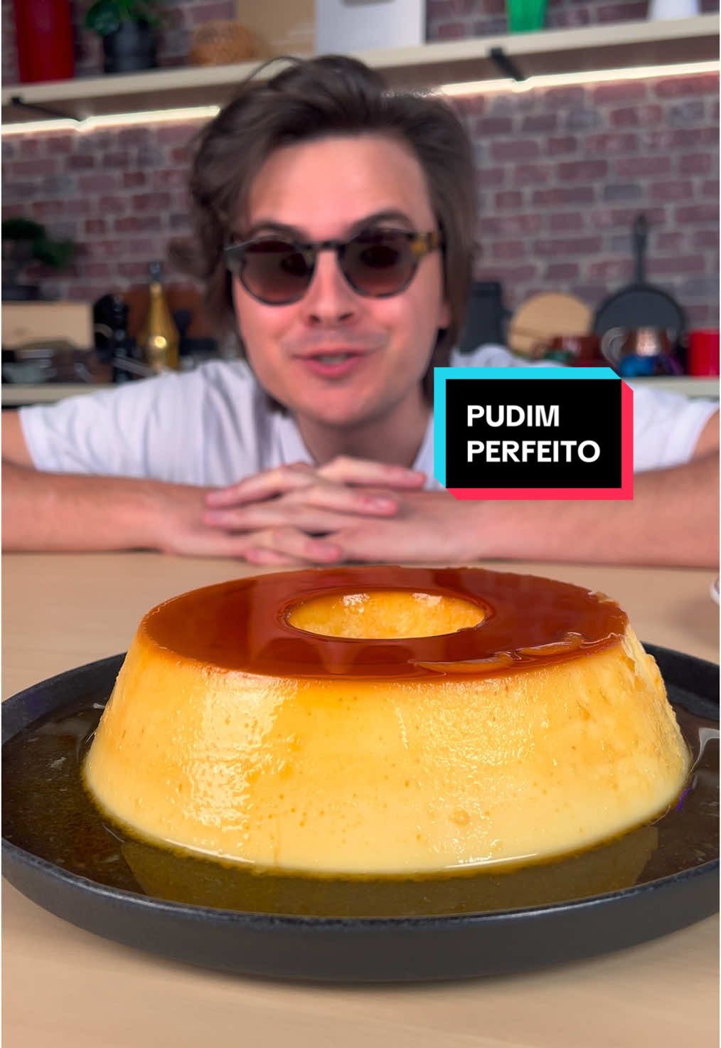 Respondendo a @martins PUDIM PERFEITO E LISINHO EM MENOS DE 30 MINUTOS! Já salva porque essa receita é realmente incrível! Achei o vídeo da @cozinhatina lá na rede vizinha e não acreditei, tive que testar e o resultado é realmente um pudim perfeito, cremoso e bem fácil de fazer. A única mudança que faria seria usar um pouco menos de leite em pó.  Ingredientes: - 1 1/2 xícara de açúcar (para calda) - 04 ovos peneirados - 01 lata de leite condensado - 450ml de leite - 150g de leite em pó É sério, salva essa receita! #pudim #sobremesafacil #receita