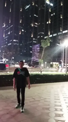 sesuka apapun kamu dengan hujan, berteduhlah jika kondisimu tidak memungkinkan... 