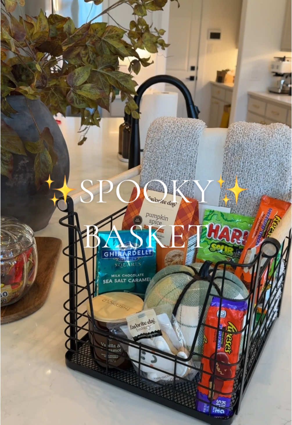 Spooky basket season is the best season🍂✨ #spookybasket #spookybasketideas #spookyseason #halloween