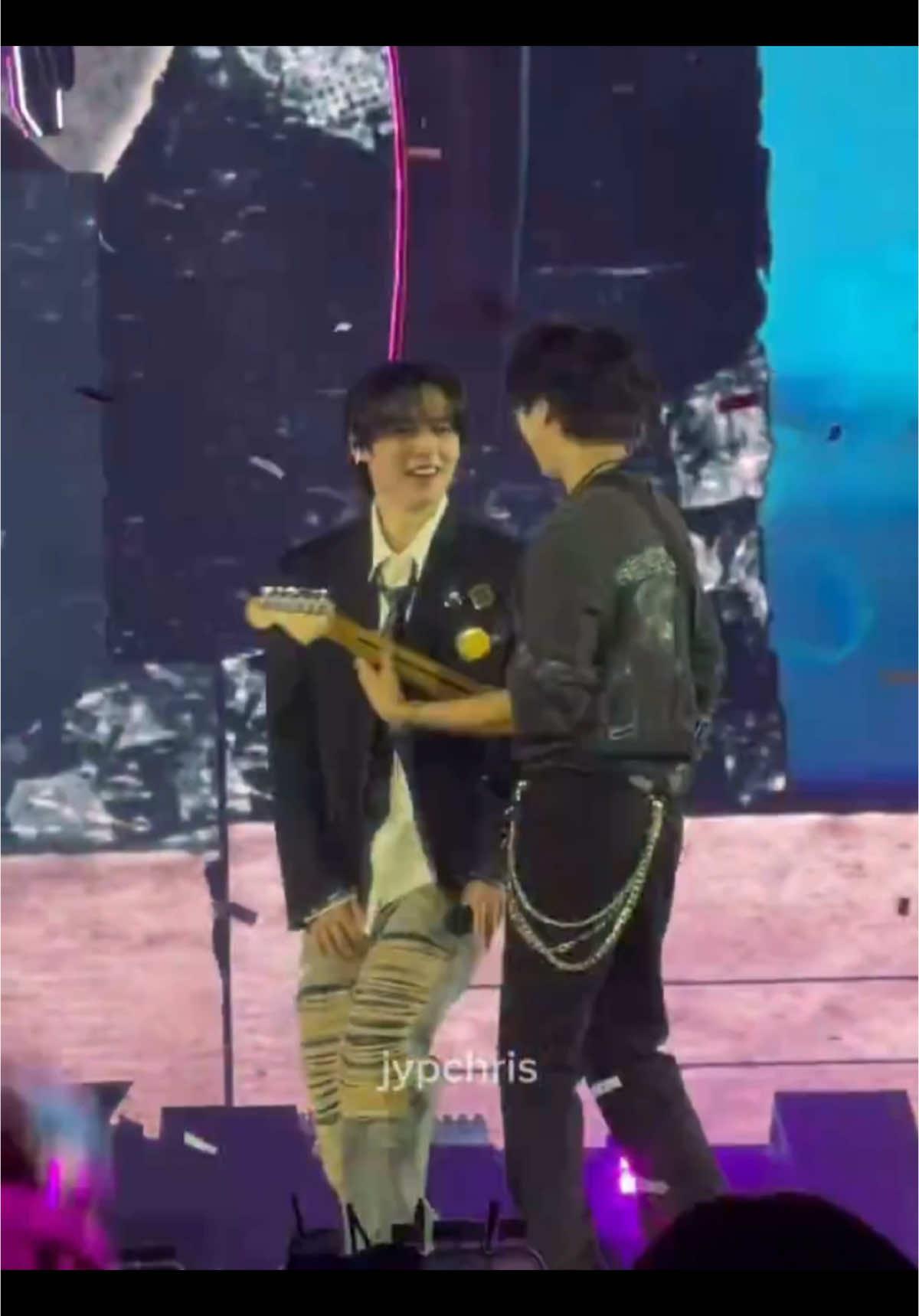 The way Lee know looked back because Han hadn’t reached out his hand yet #minsung #leeknow #hanjisung #straykids #skz #fyp 