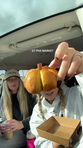 TREAT YO SELF!!!!!🧺☕️🍩 #dtphxmarket #arizonafarmersmarket #phoenixfarmersmarket #farmersmarket #pumpkinbagel #fallmusthaves #fallday #phx #thingstodoinphoenix #pumpkinbagelsarizona 