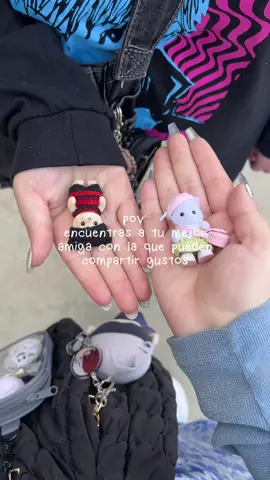 pov: encuentas a tu mejor amiga con la que pueden compartir gustos 🫂💜 @𝑆𝑜𝑜𝑚𝑖𝑛✿ tengo la suerte de tener dos jiji #parati #amigas #amistad #frases #mejoramiga #aesthetic #trend #trendconamigas #sylvanianfamilies #ternurines #anime #myheroacademia #bokunohero #kpop #kpopfyp #photocard #jungkook #bts #txt #beomgyu #jujutsukaisen #gojo #itadoriyuuji #creatorsearchinsights #Videosparamejoresamigas