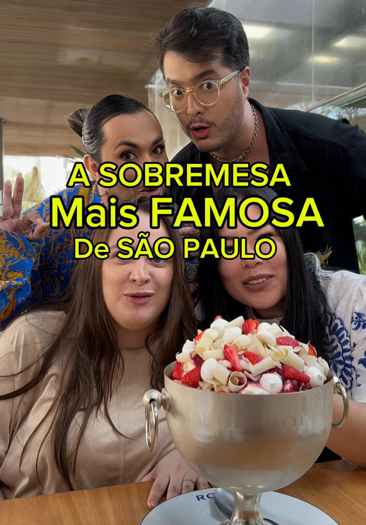 O #ReviewDasBee de hoje é Sapa's Edition 😱 Chegamos no chiquérrimo Roi pra ver se essa famosa sobremesa na taça vale a pena mesmo. Eles têm um cardápio super sofisticado, cheio de pratos deliciosos 🤤 🏠 R. Haddock Lobo, 1626, 3° andar - Cerqueira Cesar, São Paulo  #review #reviewsporsp #sobremesa #restaurante 