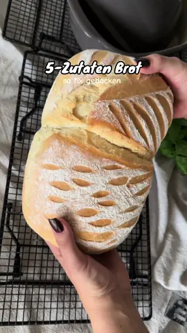 5-Zutaten Brot 😍 Rezept 👇  Erstmal, folge mir für mehr einfache und schnelle Rezepte! Maximal 15 min aktive Zeit in deiner Küche- den Rest übernimmt dein Ofen. ✌️ Du brauchst nur eine Handvoll Zutaten und kannst dir dein eigenes Steinofenbrot selber backen!  Das brauchst du:  10 g Hefe  10 g Honig 300 g Wasser  700 g Dinkelmehl 630 3 TL Salz 200g Schmand So gehts:  Hefe, Honig und Wasser erwärmen. Restliche Zutaten hinzufügen und gut vermengen. Mindestens 2 h gegen lassen, falten, schleifen und in den Ofenmeister setzen. In den kalten Ofen geben und 1h bei 230 grad Ober Unterhitze backen, sofort stürzten und genießen.  Ich brauche für dieses Brot aktiv 7-10 Minuten in der Küche, den Rest erledigt mein Ofen.  Folge mir für mehr!  Bei mir geht’s fix! ⚡️ Deine Lia 