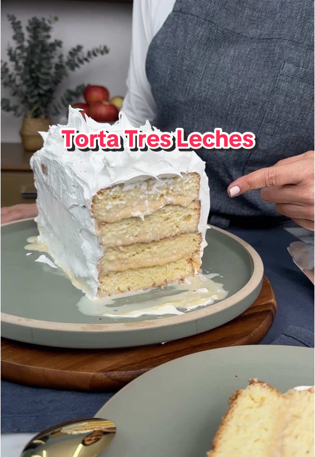 No preparen Torta Tres Leches en casa sin antes ver este video 🎬 No saben lo deliciosa que me quedó 😋 ¿Te gustaría saber las cantidades exactas de los ingredientes? Aquí las tienes👇 📌Para el bizcocho : 6 huevos  180 gr de azúcar blanca 160 gr de harina sin polvo de hornear 20 gr de maicena  gotas de vainilla  📌Para las 3 leches  1 lata de leche evaporada  1 lata de leche condensada  400 gr crema de leche  📝Utilizar manjar de olla para rellenar y merengue suizo para decorar. Ambas recetas están en mi perfil 👌🏻 Prepárenla hoy mismo 🤍 #RecetasSencillas #TortaTresLeches #postresencasa   #Recetasfáciles