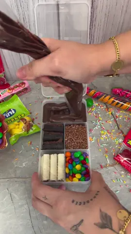 Dia das crianças chegando e trouxe pra vocês 02 opções lindas e super lucrativas para você vender e fazer alegria da criançada 😍🫶🏻  Toda criança ama brigadeiro, e oferecer uma opção interativa para eles mesmo montarem os seus é garantia de vender muito e ser um sucesso absoluto!  No nosso cardápio desse ano colocamos esse mini Buffet de brigadeiro quadrado e o valor de vendas ficou 29,90. Vocês tem noção o quanto é surreal de lucrativo? E o quanto ficou um valor competitivo de vendas para o cliente?? Surreal demais! A planilha de precificação nos ajudou muitoooo a calcular tudo em tempo real! Deus é maravilhoso!!!!  Se você gostou dessas opções e vai se inspirar no dia das mães, curte e comenta 😍👇🏼👇🏼👇🏼👇🏼