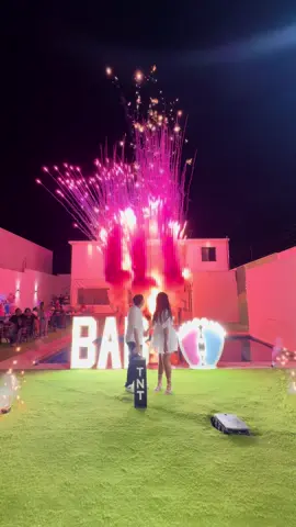 Su mundo se pinta de rosa🤩💖 ¡ES NIÑA!💖💖💖 #genderreveal #parati #viral #itsagirl #niña #sorpresa #hechapami #revelaciondegenero #mty #baby 
