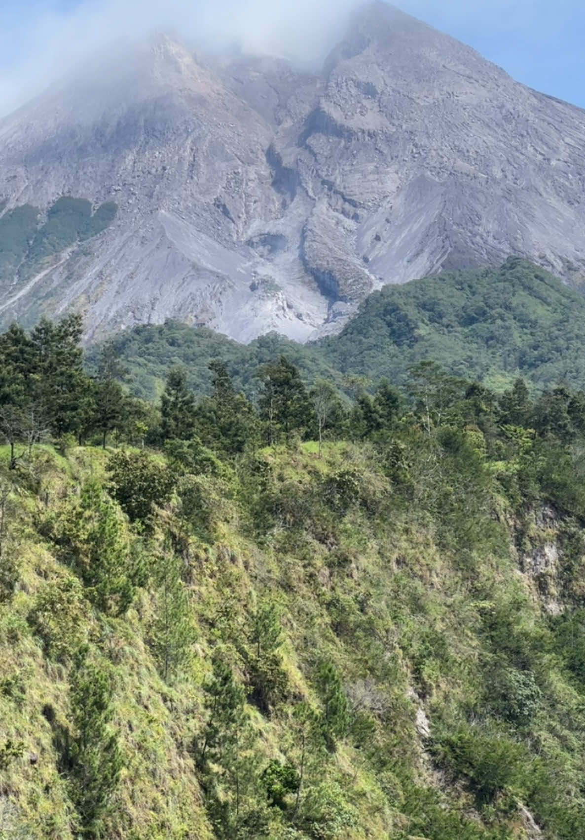 Tracking tipis-tipis disini enak banget asli, sambil liatin view Merapi yang indah kegini #fyp #kalitalang #kalitalanggunungmerapi #klaten #jogja #gunungmerapi 