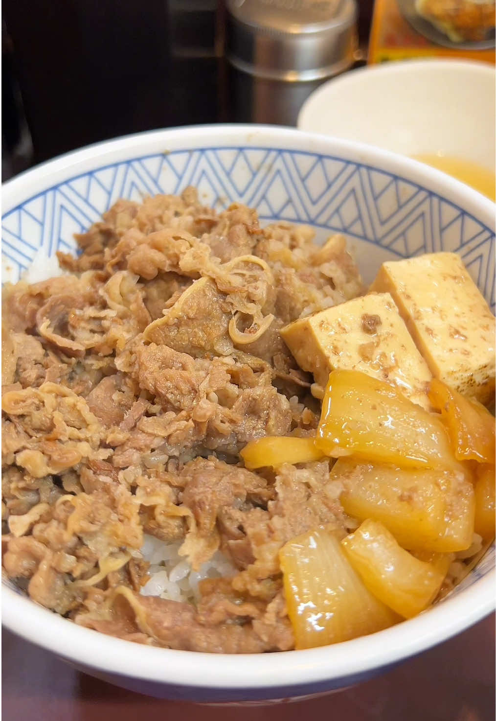 知る人ぞ知る！1969年創業の安すぎる老舗牛すき丼🐮 味の染み込んだ豆腐が入ったすき焼き風の牛丼が人気のこのお店は、濃いめの味付けで長年親しまれるすき焼き丼が絶品！ お値段も老舗ながらチェーン店と並ぶコスパで最高◎ 提供も早いので忙しい時にもサッとよれるから人気🏃‍♂️ チェーン店にはない暖かさが残るいい老舗🏠 📍たつ屋 / 新宿 ￥380～/人 ⏰営業時間：平日 10:00〜21:00 土日 8:00〜20:00 💤定休日：なし 🏠住所：〒160-0022 東京都新宿区新宿３丁目３５−２ #東京グルメ #新宿グルメ #たつ屋