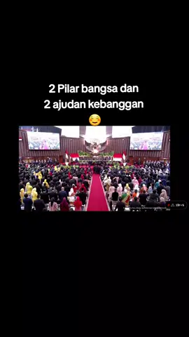 Senyum gak tuh liat yang belakang 😁😁 #pelantikanprabowo  #pelantikanpresiden2024  #pelantikanprabowogibran  #presidenrike8  #mayorteddy  #mayorteddyindrawijaya  #teddyindrawijaya  #ajudanpresiden 