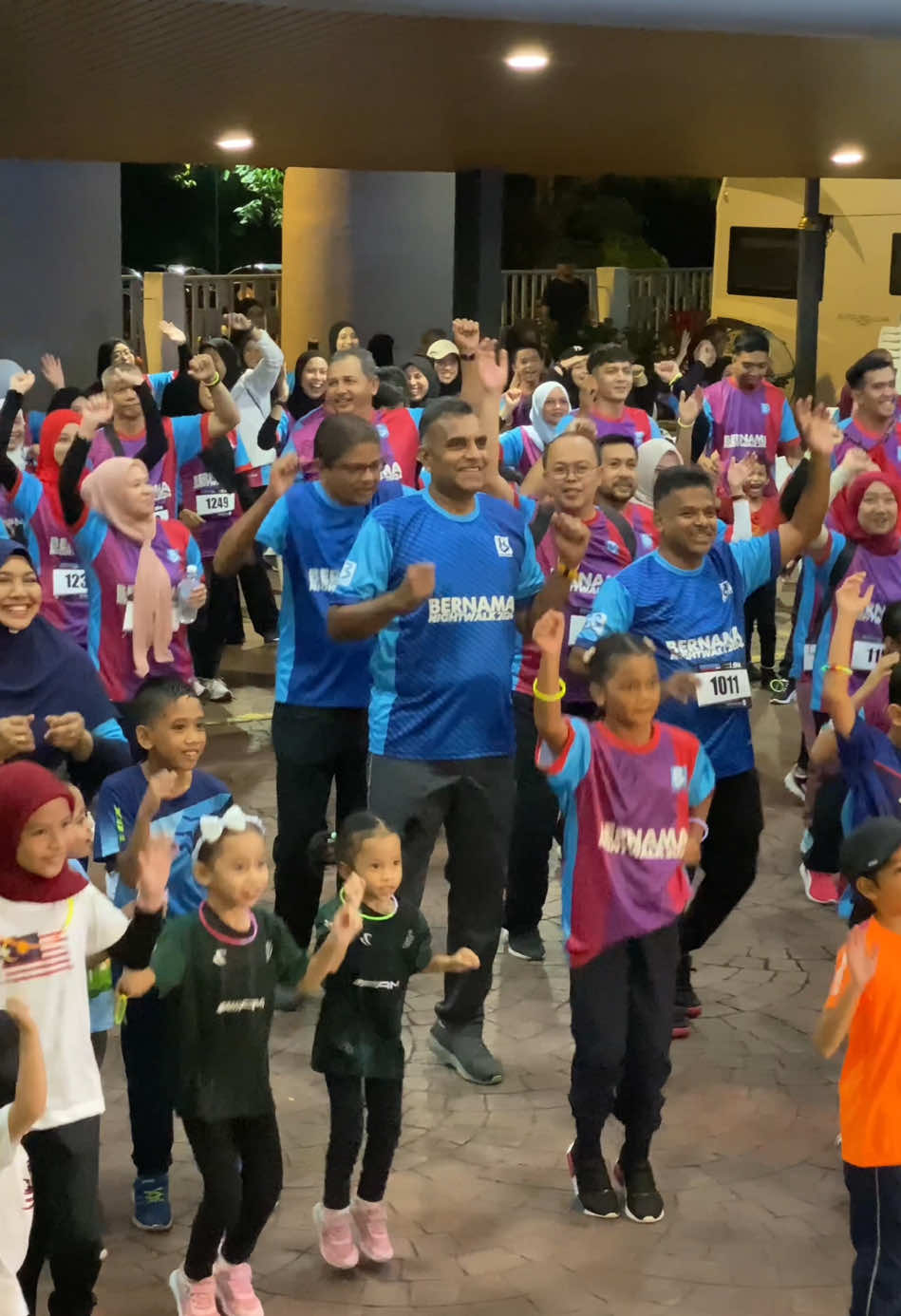 Kira-kira 500 peserta menyertai program Bernama Nightwalk 2024 pada 19 Oktober, berjalan sejauh 5km dari Bernama ke Titiwangsa dan kembali semula ke Bernama.  Acara ini bertujuan menggalakkan gaya hidup sihat dan mengeratkan hubungan antara warga kerja dan komuniti.  Bendera pelepasan telah dilepaskan oleh Timbalan Ketua Setiausaha (Infrastruktur dan Komunikasi) Kementerian Komunikasi, Mano Verabathran dan Ketua Pegawai Eksekutif BERNAMA, Nur-ul Afida Kamaludin. Turut hadir Ketua Pengarang BERNAMA, Arul Rajoo dan Ketua Penyiaran TV dan Radio BERNAMA, Mohd Shukri Ishak. #bernama #nightwalk #titiwangsa #bernamanightwalk #gayahidupsihat 