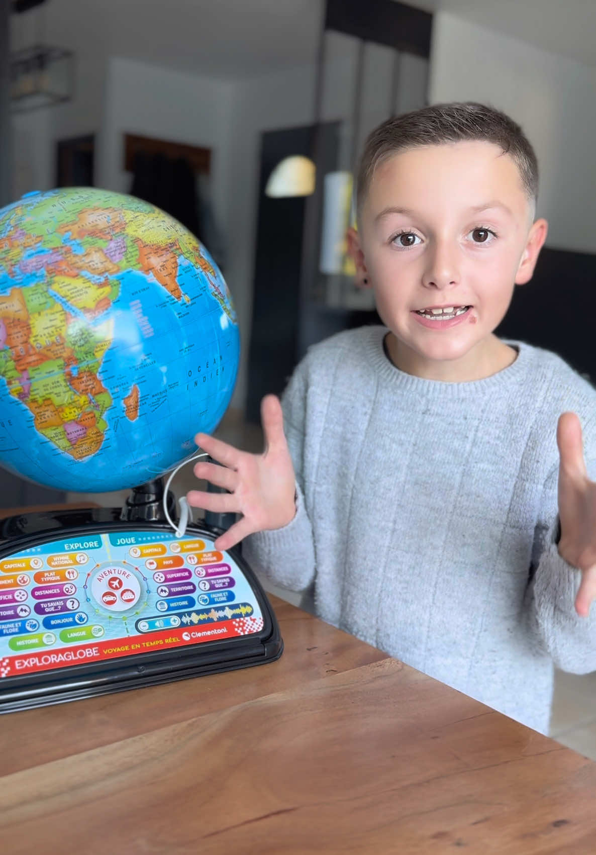 Collaboration commerciale - produit offert ; Plus d’excuses pour ne pas voyager, avec le nouvel extraglobe digital @Clementoni_Toys, il dispose de tellement de possibilités d’apprentissage tout en s’amusant ! À la maison, on en est fan ! #apprendresurtiktok #clementoni #jouet #jeuxetjouets #apprentissage #geographie #globe #jeux #ludique #apprendreensamusant