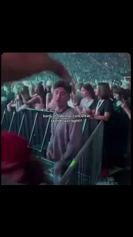 we love a supportive bf #foru #foryou #foryoupage #sabrinacarpenter #shortnsweettour #barrykeoghan #singer #actor #couple #concert #pleasepleaseplease 