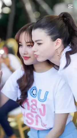 FREENBECKY INTERVIEW X FEED 🧚🏻‍♀️: I still remember the first day we were only with fans no more than 5-6 people. It lives rent free in my head. The way we sat on the floor and talked to each other.  To all the fans who were part of this moment, you must be really proud of them, right? They’ve grown up so well. 🥹🙌🏻🤍 Their first gathering with fans was after the SCOY worship. They sit with 5-8 fans . Talking about their Art Cafe date (Day1 video) and etc. #CapCut #srchafreen #sarochafreen #beckyarmstrong #beckysangels #FreenBecky #Beckyfreen 
