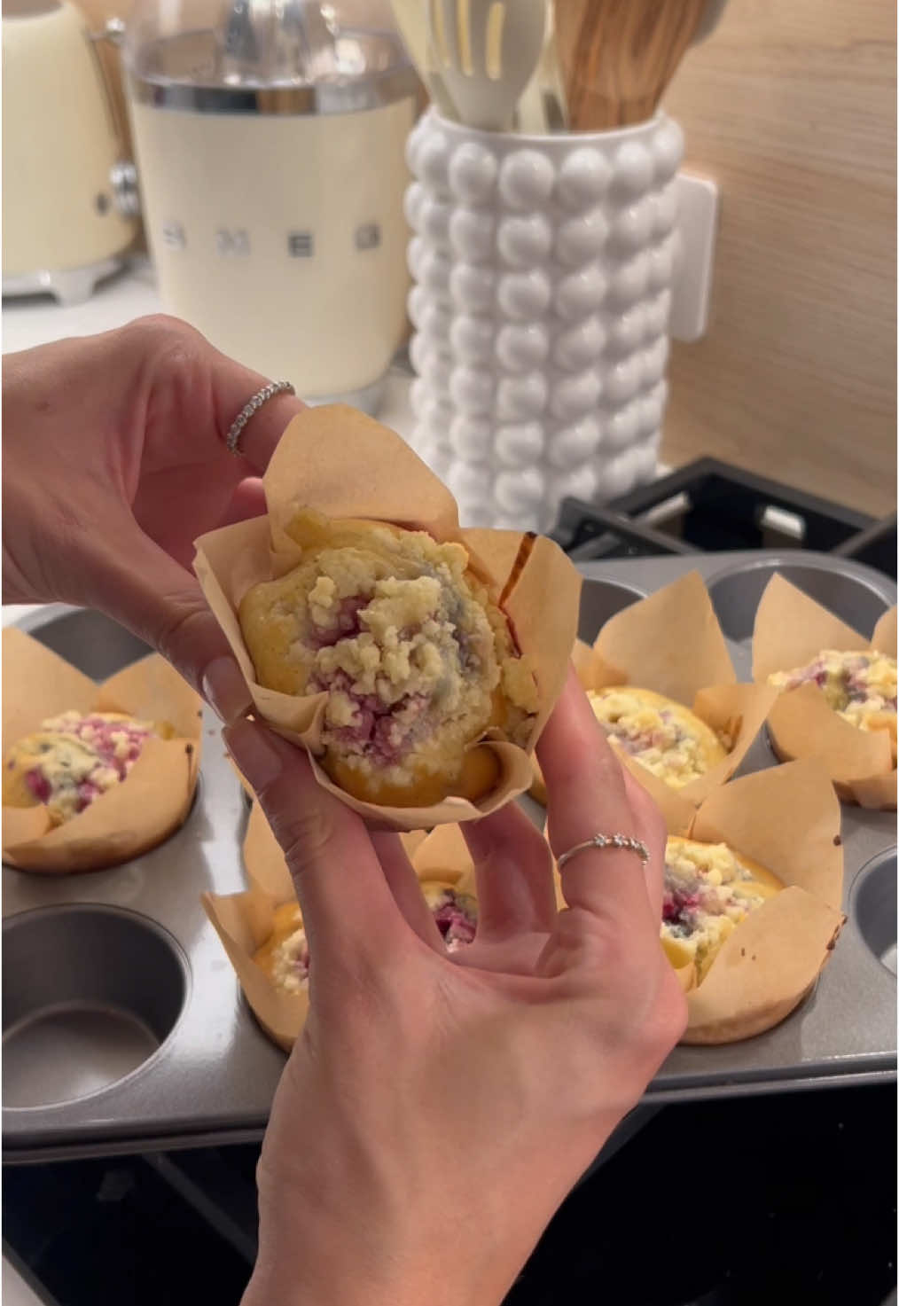 Muffin crumble framboise chocolat blanc ❤️ Ingrédients : -3 œufs -1 sachet de sucre vanillé  -1 sachet de levure chimique -100 grs de sucre  -150 grs de farine  -45 grs d’huile de tournesol  -75 ml de lait  -50 grs de framboises  -50 grs de chocolat blanc  Crumble : -30 grs de sucre -30 grs de farine  -30 grs de beurre -1 pincée de fleur de sel Coulis: -une poignée de framboise -eau  -sucre  Au four à 180 pendant 18 min #muffins #recette #muffintime #pastry #patisserie #gourmandise #gouter #framboise #Recipe #recettefacile 