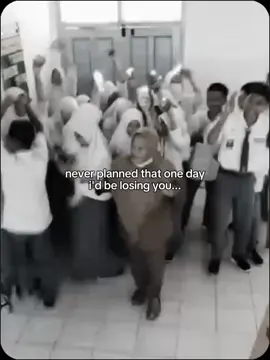 terimakasih mami atas kerja keras dan kesabaran selama 3 tahun mengajar kmi semoga tenang di sisinya doa terbaik akan selalu kmi ucapkan untukmu 🤲