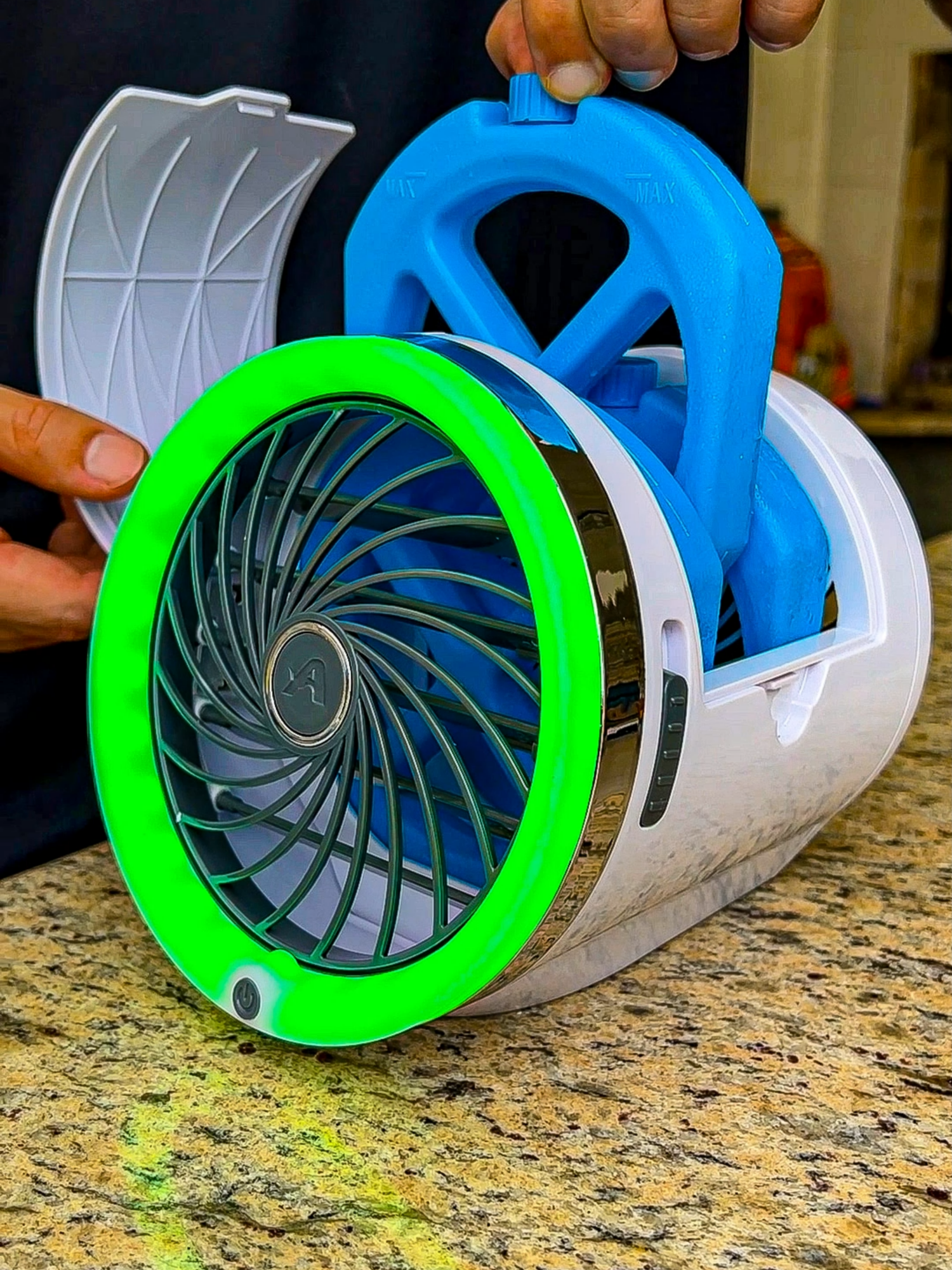 Esse dispositivo transforma um ventilador em um AR-CONDICIONADO com SAL GELADO!? ❄️🧂 ✅Link do produto na Bio 👉@eusoubarone (produto 1225 refrigerador de ambiente)