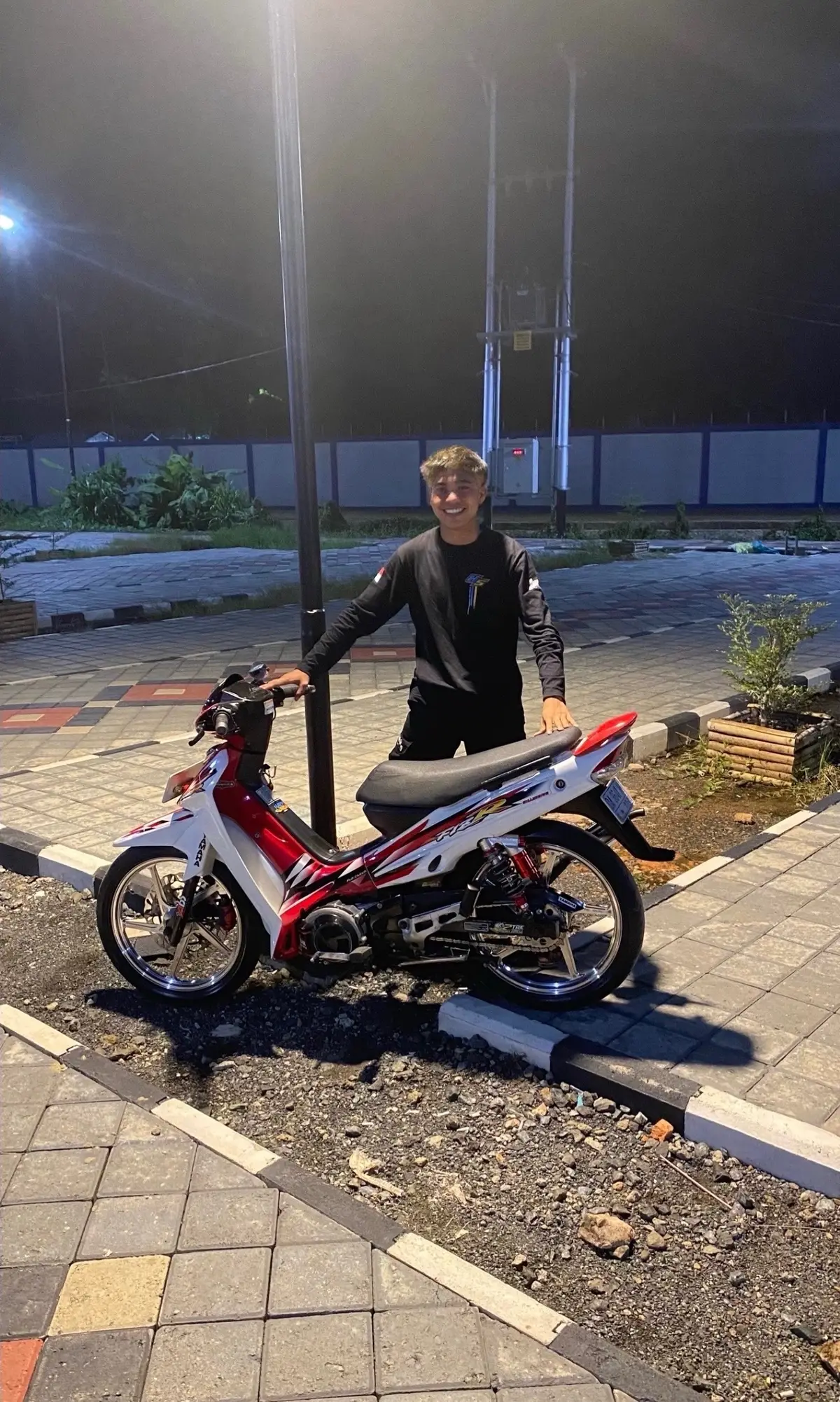 Ingikut ae#fizr #twostroke #fizrindonesia #yamaha #platdameresahkan #ulunmanyarah🏳 #fyp #furoyou 