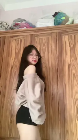 Cô em Fein 🤷🏻‍♀️                                                                       |dc: @XUAN CA |                                                              Áo swweater lệch vai nhà @kimeehouse  quá xinhhh #viral #dqn #dancechallenge #bubi 