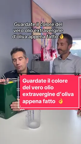 Guardate il colore del vero olio extravergine d’oliva appena fatto  #oliodioliva  #olioextraverginedioliva  #oliveoil  #olioitaliano 