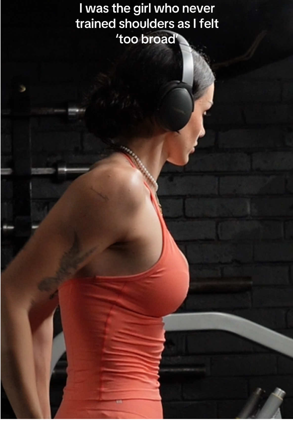 Let’s get to work! ⏳ fr33 workouts in my pröfi!e #gymtips #gymmotivation #workoutsforwomen #strengthtrainingforwomen #hourglassworkout #workoutsforbeginners #upperbodyworkoutsforwomen #workoutsforfatloss #backworkoutsforgirls 