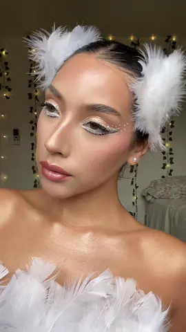 White Swan Makeup 🤍🦢 #halloweenmakeup #31daysofhalloween #whiteswanmakeup #whiteswan #makeup 