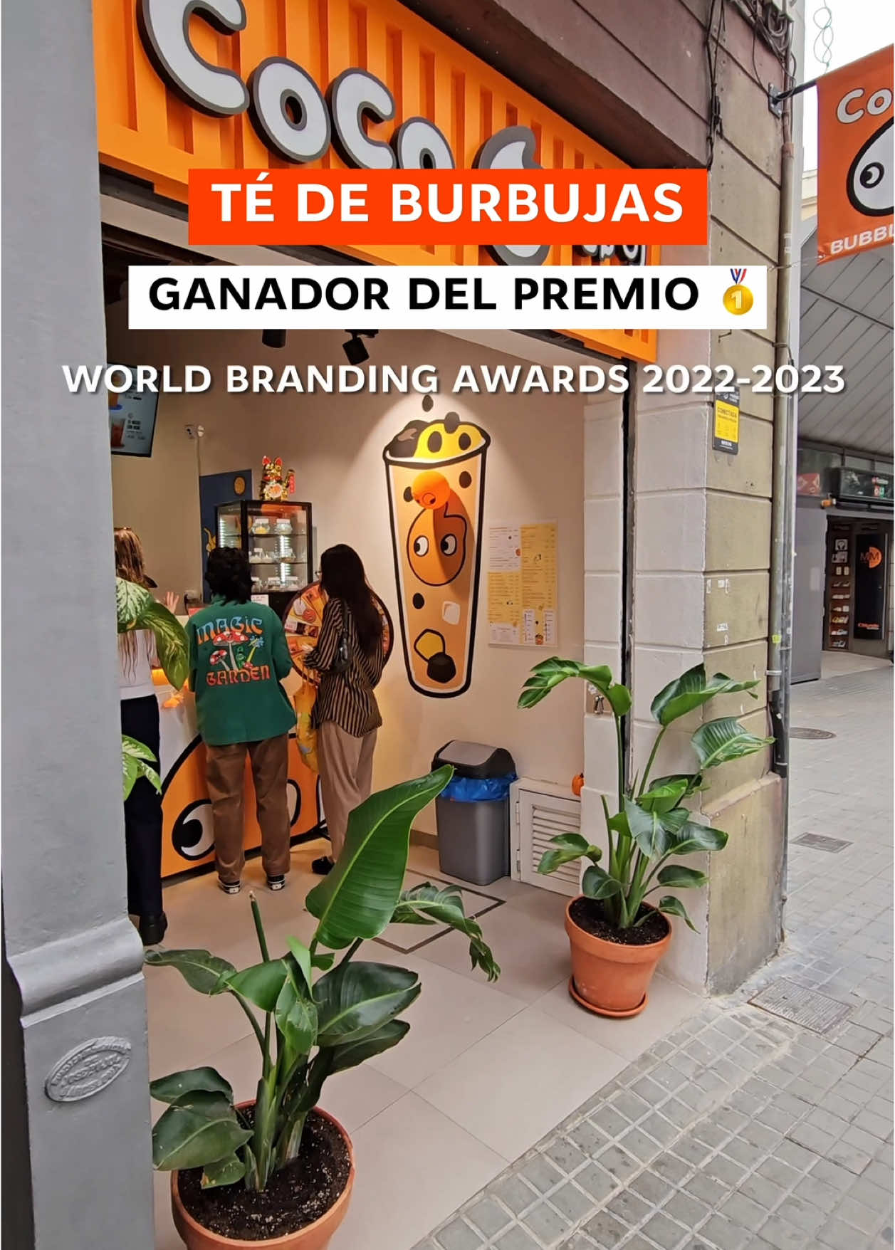 Coco Bubble Tea: Diversión en cada sorbo 🏆🧋 @cocobubbletea.esp, ganador del prestigioso World Branding Awards 2022-2023, ha llegado a Barcelona para ofrecer una experiencia única. Con locales en Gràcia, disfrutar de este icónico té de burbujas nunca ha sido tan fácil. Sabores infinitos, desde frutas tropicales hasta los clásicos, aseguran que siempre habrá algo para cada paladar 🍍🍫 La magia está en las perlas de tapioca, que hacen de cada sorbo una experiencia diferente. Ya sea frío o caliente, en Coco cada bebida es una mezcla perfecta de tradición e innovación, inspirando momentos inolvidables con cada explosión de sabor 🎨✨ Con más de 5.500 locales en todo el mundo, Coco sigue creciendo. Desde su llegada a España en 2021, su concepto fresco y creativo ha cautivado a los amantes del bubble tea. ¡Próximas aperturas en más ciudades españolas! 🌍 Coco Bubble Tea 📍Calle Gran de Gràcia, 172 🕜 Todos los días de 11:30 a 23:00 ▪️▪️▪️▪️▪️▪️ Coco Bubble Tea: Fun in Every Sip 🏆🧋 @cocobubbletea.esp, winner of the prestigious World Branding Awards 2022-2023, has arrived in Barcelona to offer a unique experience. With locations in Gràcia, enjoying this iconic bubble tea has never been easier. Endless flavors, from tropical fruits to classics, ensure there’s always something for every palate 🍍🍫 The magic is in the tapioca pearls, making every sip a different experience. Whether hot or cold, every drink at Coco is the perfect blend of tradition and innovation, inspiring unforgettable moments with each burst of flavor 🎨✨ With more than 5,500 locations worldwide, Coco continues to grow. Since arriving in Spain in 2021, its fresh and creative concept has captivated bubble tea lovers. New openings coming soon in more Spanish cities! 🌍 Coco Bubble Tea 📍Calle Gran de Gràcia, 172 🕜 Open every day from 11:30 AM to 11:00 PM