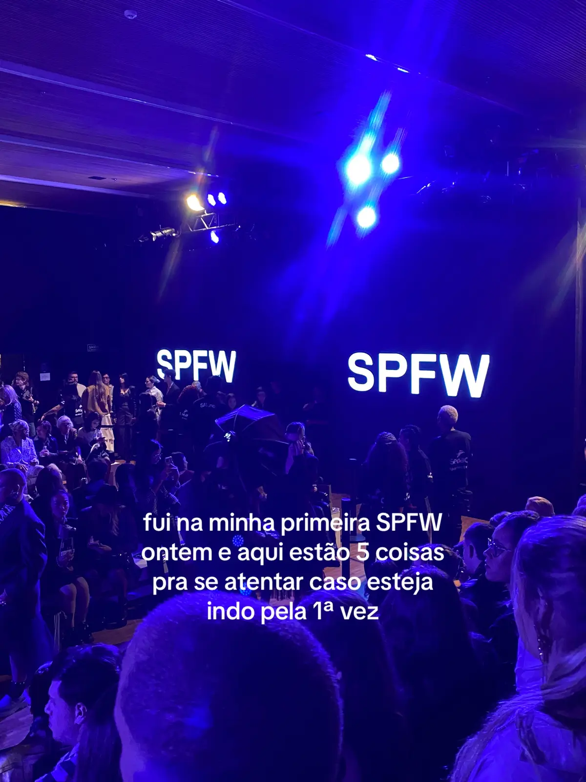 Fui pra minha primeira Fashion Week essa semana, e resolvi trazer alguns insights que fui tendo durante p evento - tanto pra quem também sonha em ir pela primeira vez quanto pra mim mesma quando for de novo kkkk - se você esteve lá e tiver mais um insight, deixa aqui nso comentários e bora compartilhar 🤎  #spfw #spfw58 #dicademoda #saopaulofashionweek 