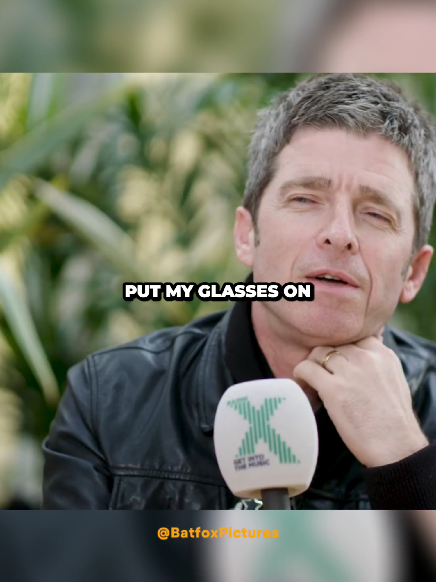 NOEL GALLAGHER - THERE'S BOUND TO BE CHICKEN ON THERE, RIGHT? #OASIS #NOELGALLAGHER