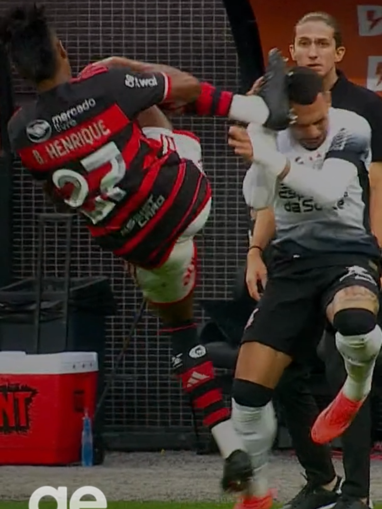 🟥 Bruno Henrique expulso, e Flamengo com menos um ainda no primeiro tempo! O camisa 27 levantou demais o pé, acertou a cabeça de Matheuzinho e recebeu o cartão vermelho de Anderson Daronco. #ge #reels #futebol #corinthians #flamengo #copadobrasil #tiktokesportes