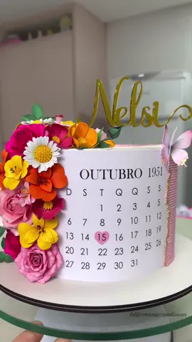 Topo de bolo maravilhoso com flores realistas e calendário!! #papelaria #papelariapersonalizada #topodebolopersonalizado #floresrealistas #paperflower #flowers #topodeboloflores #topodebolofloresrealistas #topodebolocalendario 