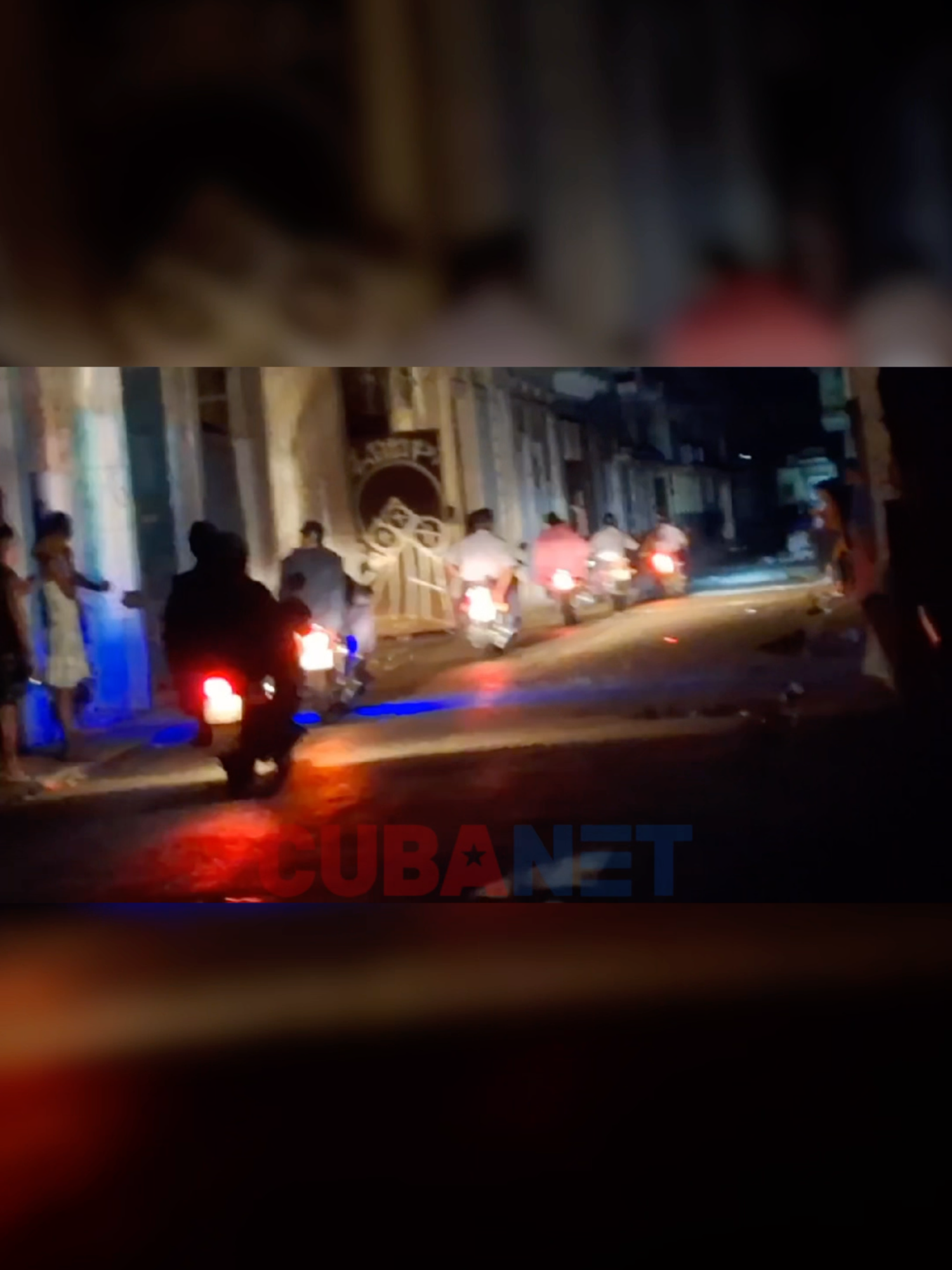 🚨Cacerolazo en La Habana Vieja: ni la policía pasa lo para #noticiascuba #soscuba #cuba  #cubanosporelmundo  #cubanosenmiami  #11j  #jovenes