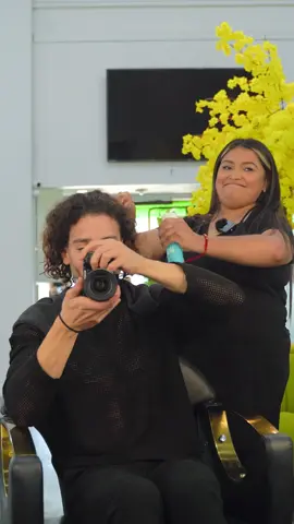 ¡Qué emocionante! 🌟 A veces, un cambio temporal puede hacernos sentir renovados y listos para algo nuevo. Este secado espectacular fue un trabajo en equipo con mis talentosas compañeras, quienes hicieron que mi cabello lacio brillara como nunca. Solo quería experimentar con algo diferente y ¡me encantó el resultado! A veces es bueno cambiar, aunque sea solo por unos minutos, horas o incluso días. 💇‍♀️✨ #CambioDeLook #CabelloEspectacular #HairGoals #ExperimentaConTuEstilo #DavidAlexanderFamily #HoustonHairArt @Stephanie Longori183 @Linda D Crawford 