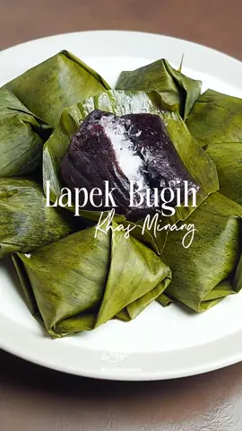 Lapek Bugih Khas Minang Bahan: Adonan ketan: 150 gr tepung ketan hitam  150 gr tepung ketan putih Santan cair (tapi agak kental, campurkan 200ml santan instant + 100 ml air) waktu masukin ke adonan, sedikit demi sedikit aja masukinnya, sampai adonan teksturnya lembab kayak di video, tidak terlalu basah, tidak pula terlalu kering. Sisa santan untuk disiram ke lapek pas dibungkus ya (1 sdm santan per bungkus) Garam 1/2 sdt Vanilli Unti kelapa: 1/4 butir kelapa, parut putihnya saja 2 lembar daun pandan 100 gr gula pasir Garam 1/2 sdt Vanilli Bahan lainnya: Daun pisang, setelah dibersihkan panaskan dulu hingga layu Minyak goreng, untuk oles daun pisang #videomasak #cookingvideo #simplefoodrecipes #easymeals #easycooking #resepmudah #reseplapekbugih #lapekbugih #kulinerminang #kuetradisional #kuetradisionalindonesia #resepkuetradisional #ketanhitam #untikelapa #cemilan #snack #jajananpasar #jajanan 