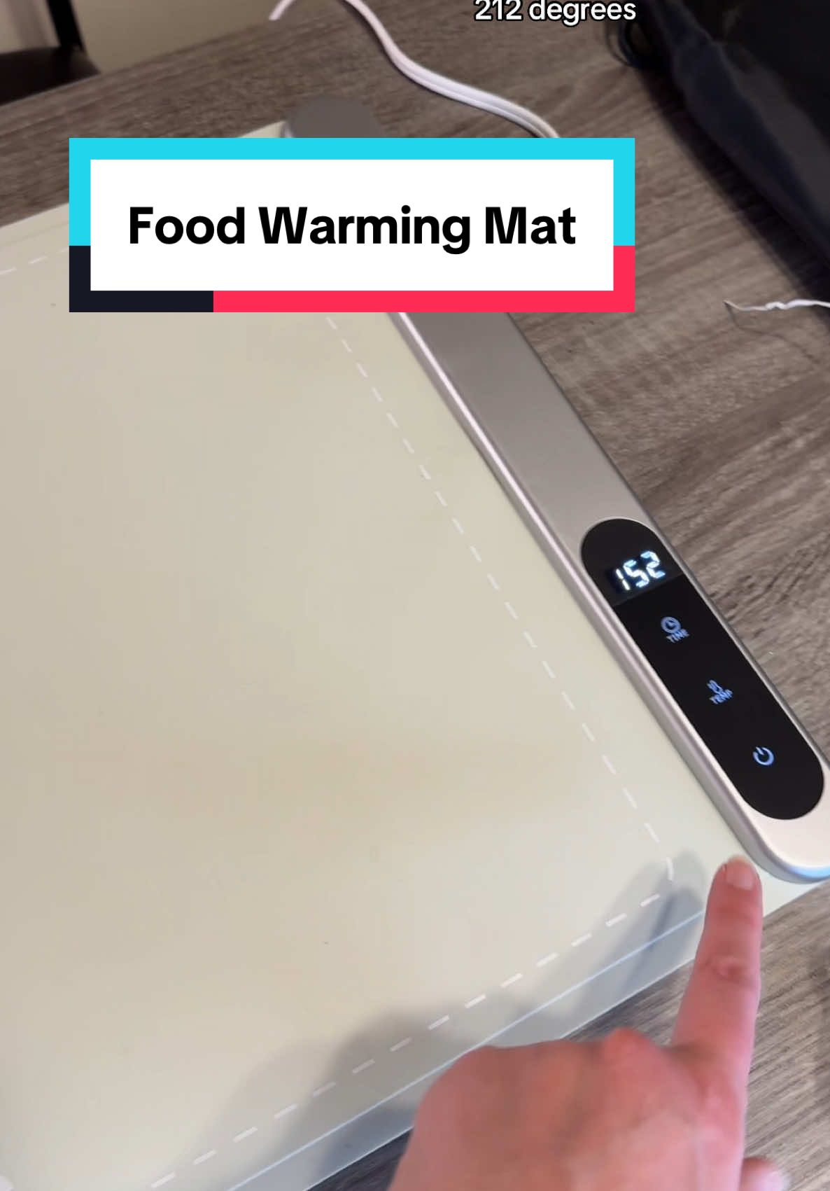 This food warming mat is perfect for parties or gatherings where you don’t have enough oven space. #warmingmat #foodwarmer #foodsafety #foodsafetytips #partyessentials #kitchengadgets #kitchengadget 