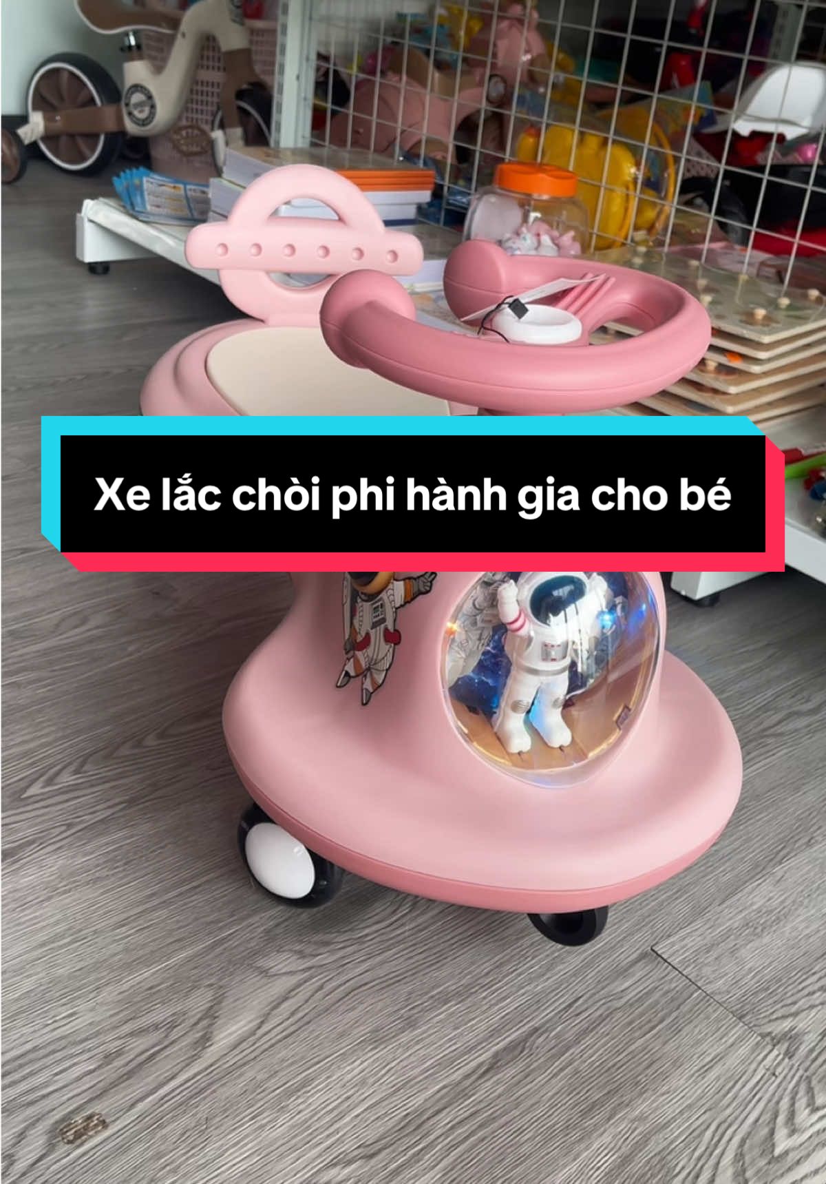 Xe lắc chòi chân phi hành gia cho bé xinh xắn, có nhạc và đèn led chạy quanh xe, chịu tải lên đến 90kg. #xelac #xelacchoichan #xelacphihanhgia #xuhuong 
