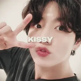 kissy face 😚😚 (yall.. my headphone is kind of Broken 😔 so i blame it if the audio is off b) [#jungkook #bts #fyp]